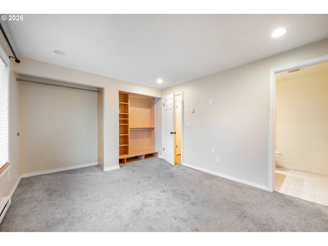 2330 Se BROOKWOOD Ave 206, Hillsboro, OR 97123