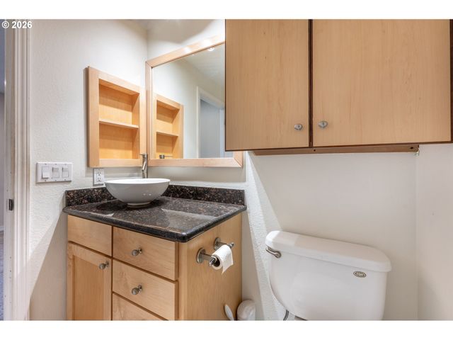 2330 Se BROOKWOOD Ave 206, Hillsboro, OR 97123