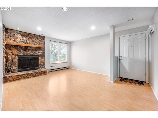 2330 Se BROOKWOOD Ave 206, Hillsboro, OR 97123