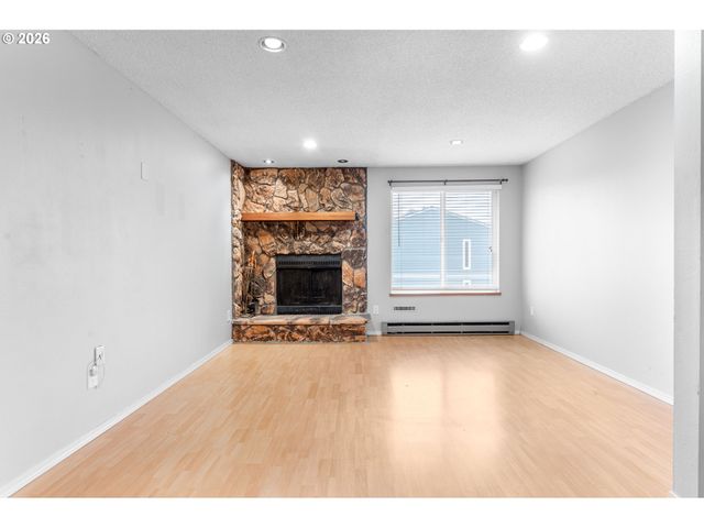 2330 Se BROOKWOOD Ave 206, Hillsboro, OR 97123