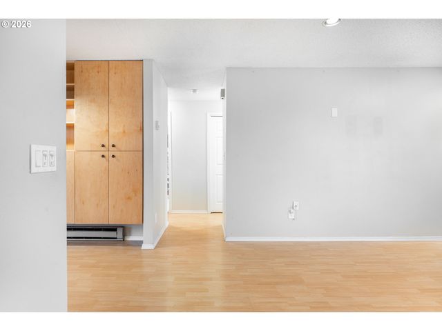 2330 Se BROOKWOOD Ave 206, Hillsboro, OR 97123