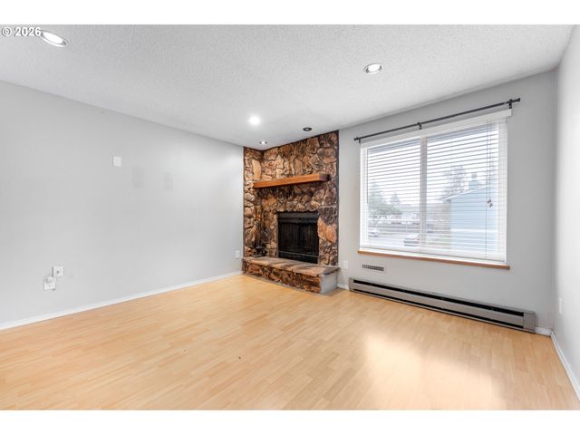 2330 Se BROOKWOOD Ave 206, Hillsboro, OR 97123