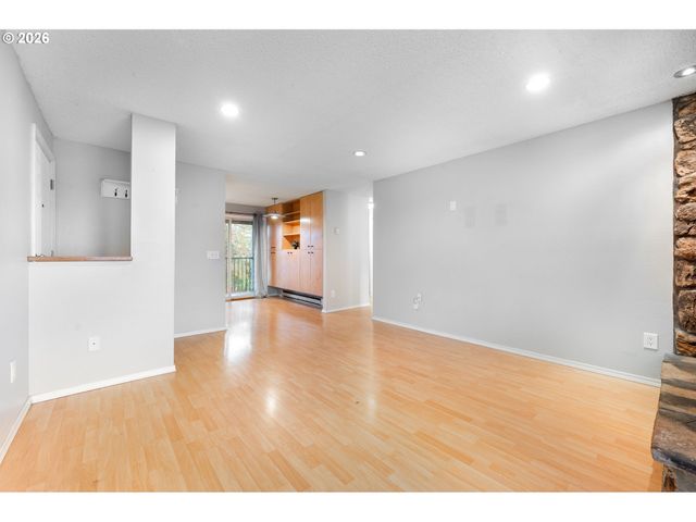 2330 Se BROOKWOOD Ave 206, Hillsboro, OR 97123