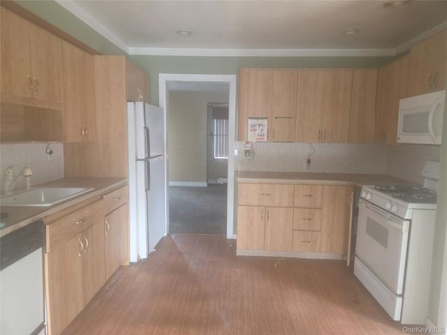 218 Park Avenue, Hicksville, NY 11801