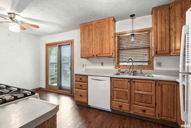 3011 N PINE Street, Davenport, IA 52804