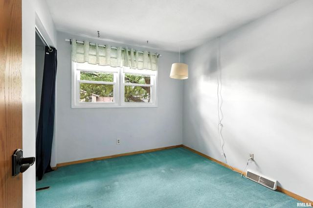 3011 N PINE Street, Davenport, IA 52804