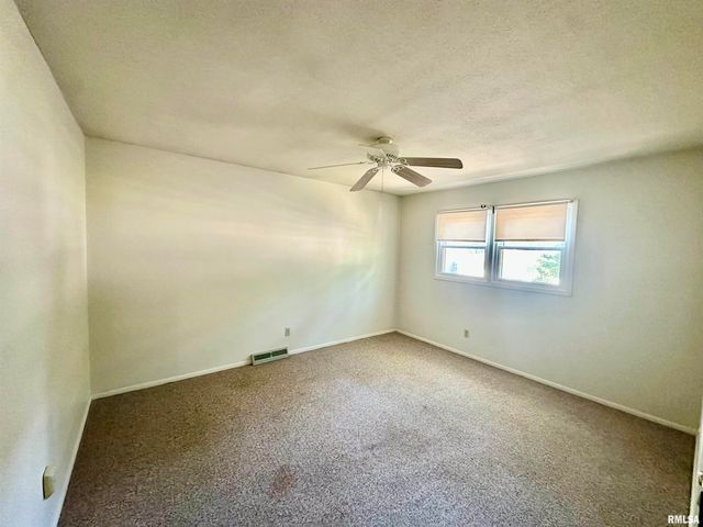 3011 N PINE Street, Davenport, IA 52804