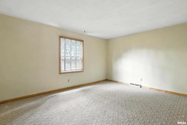 3011 N PINE Street, Davenport, IA 52804