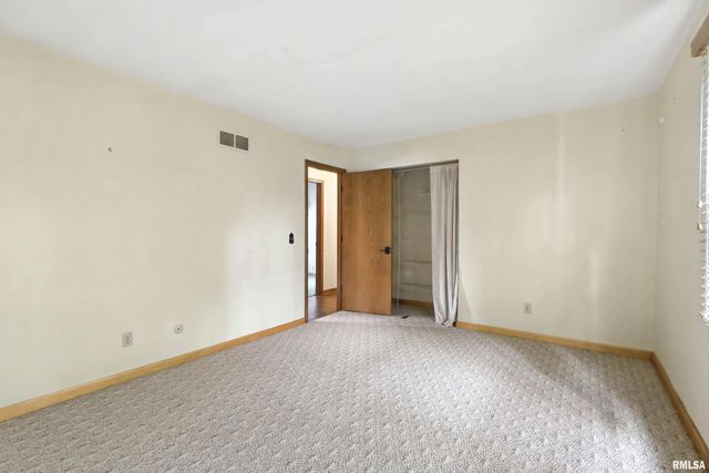 3011 N PINE Street, Davenport, IA 52804