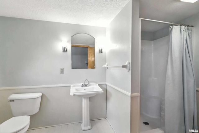 3011 N PINE Street, Davenport, IA 52804