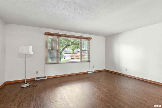 3011 N PINE Street, Davenport, IA 52804