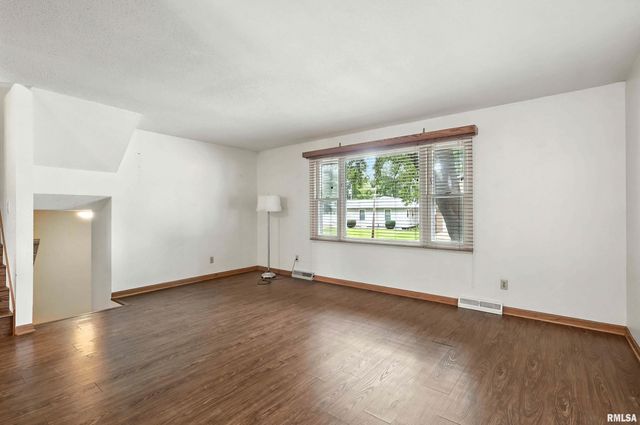 3011 N PINE Street, Davenport, IA 52804