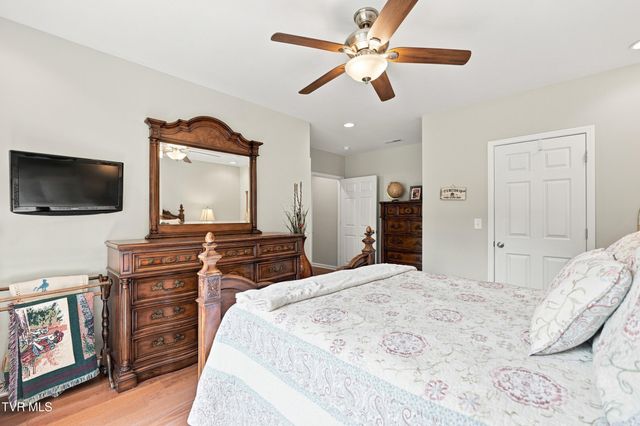 788 Lake Point Drive, Piney Flats, TN 37686