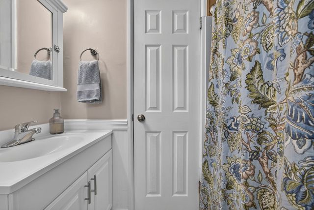 156 Kingston St 156, North Andover, MA 01845