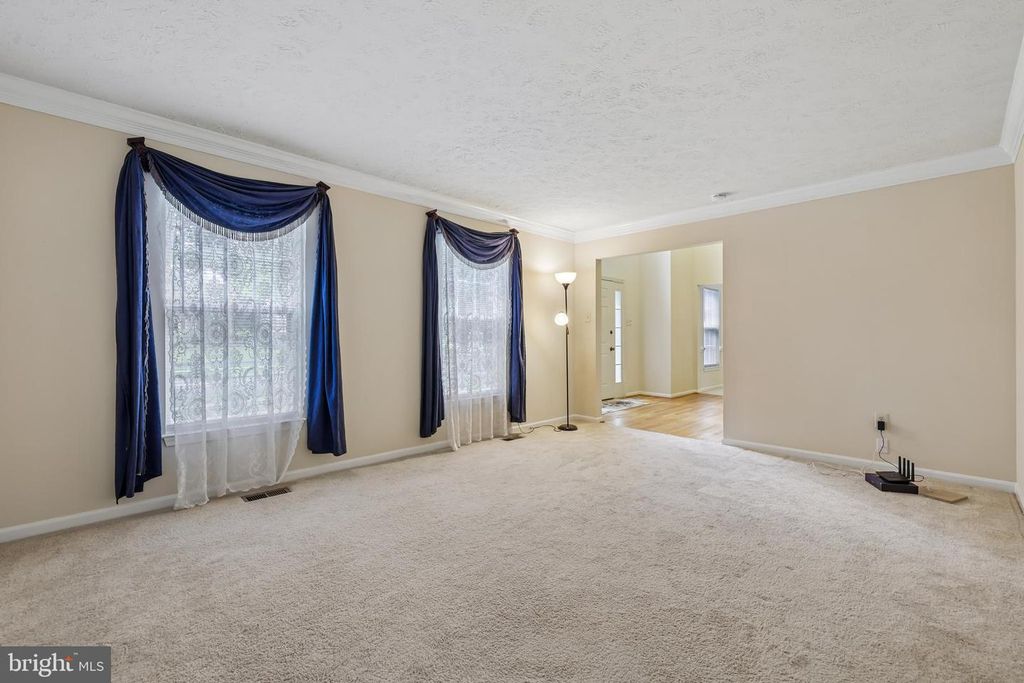 Image 11 of property listing at 1 CHAGALL CT, North Potomac, MD 20878