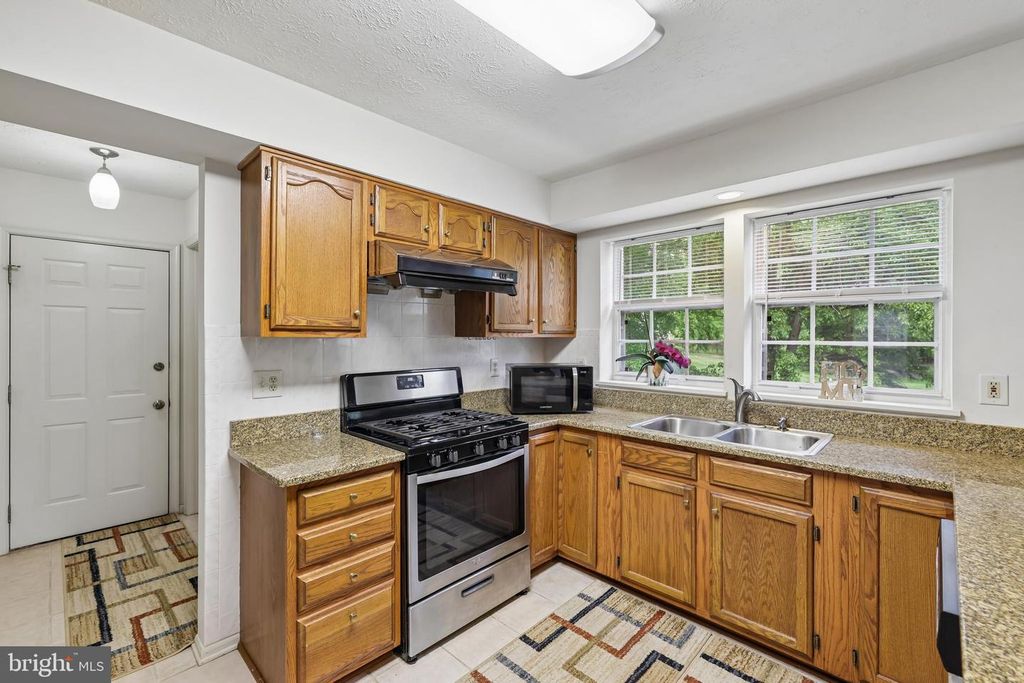 Image 18 of property listing at 1 CHAGALL CT, North Potomac, MD 20878