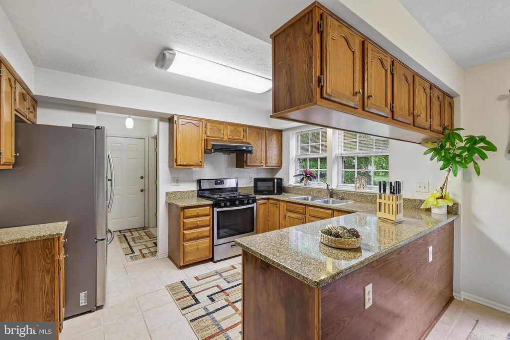 Image 19 of property listing at 1 CHAGALL CT, North Potomac, MD 20878