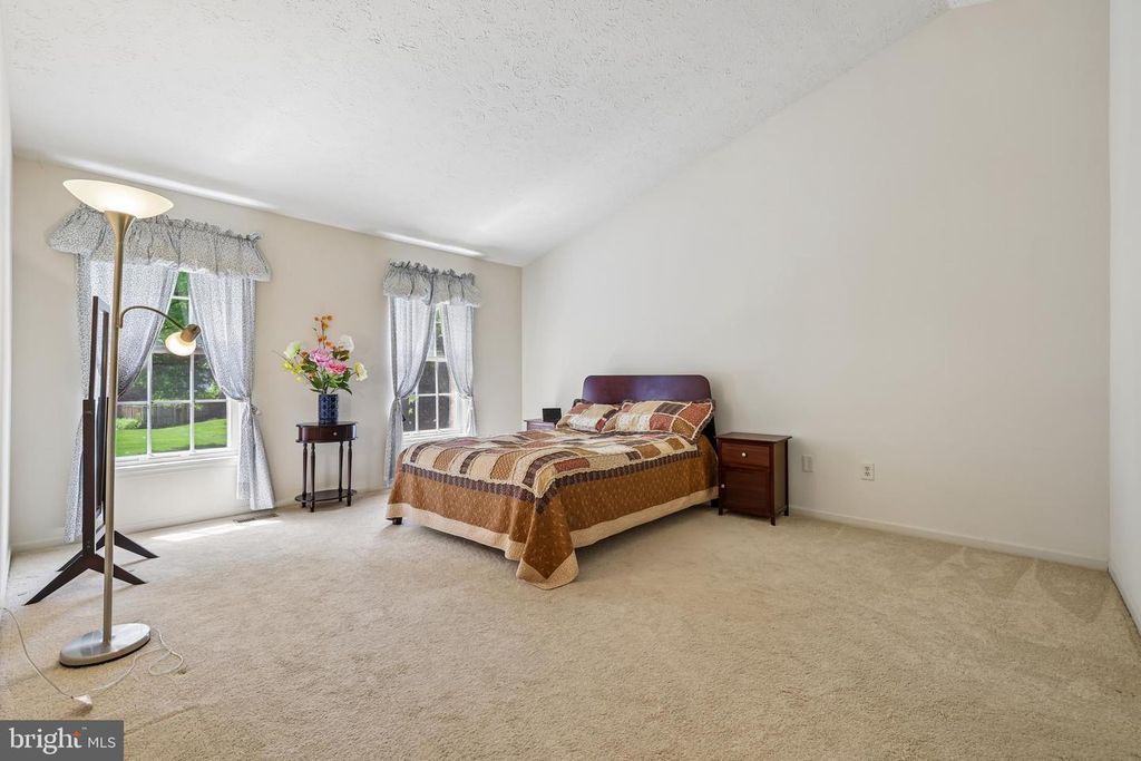 Image 31 of property listing at 1 CHAGALL CT, North Potomac, MD 20878