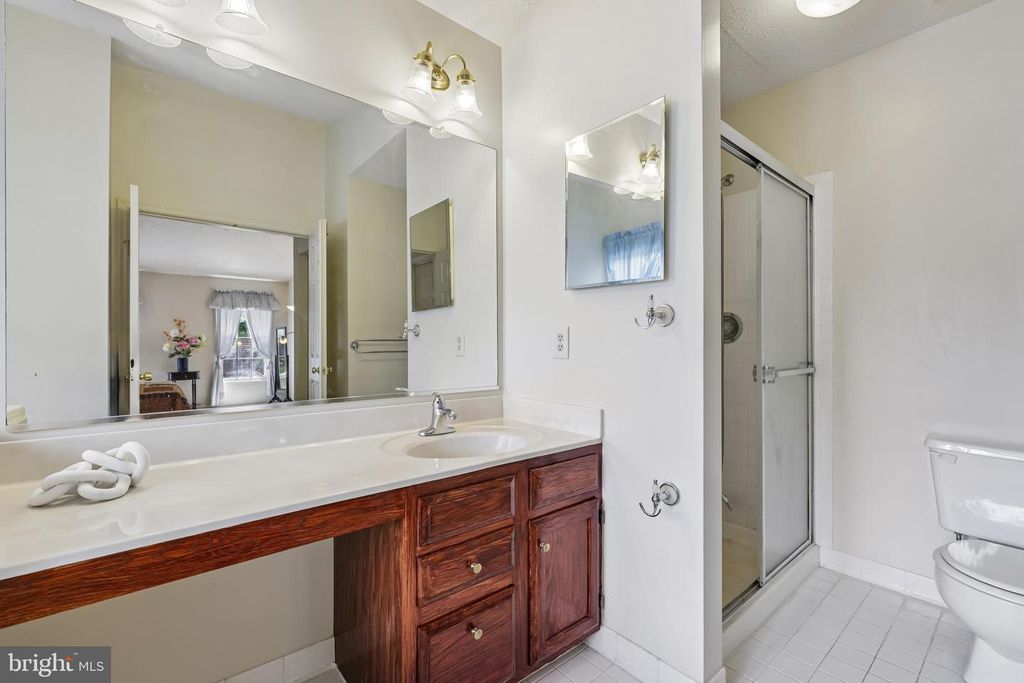 Image 33 of property listing at 1 CHAGALL CT, North Potomac, MD 20878