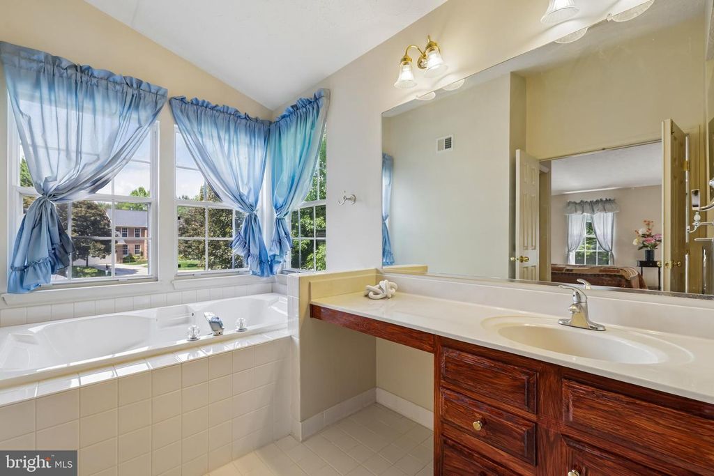 Image 34 of property listing at 1 CHAGALL CT, North Potomac, MD 20878