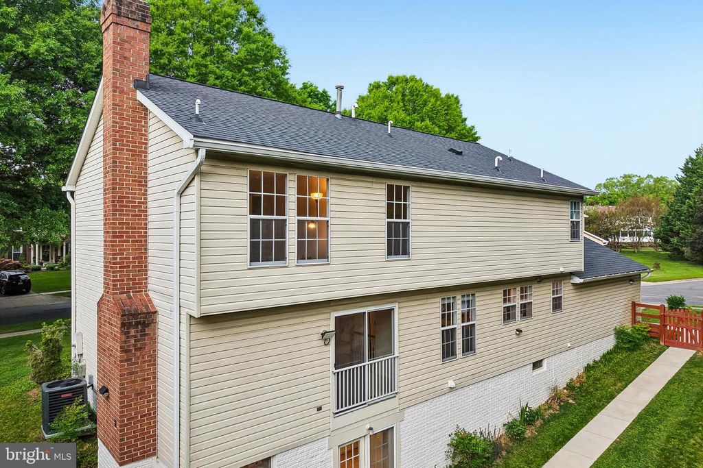 Image 71 of property listing at 1 CHAGALL CT, North Potomac, MD 20878