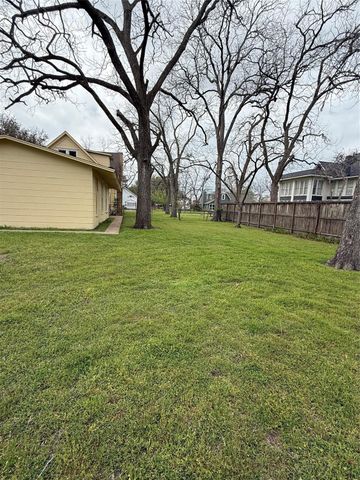 208 E State Street, Eagle Lake, TX 77434