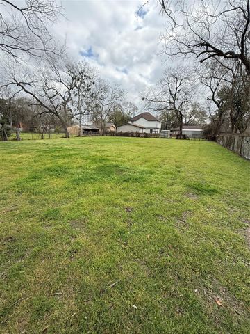 208 E State Street, Eagle Lake, TX 77434