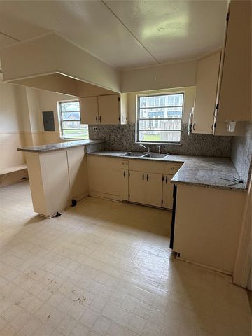 208 E State Street, Eagle Lake, TX 77434