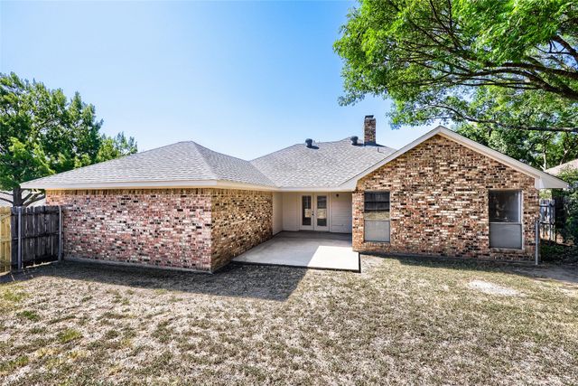 1021 Rio Grande Drive, Benbrook, TX 76126