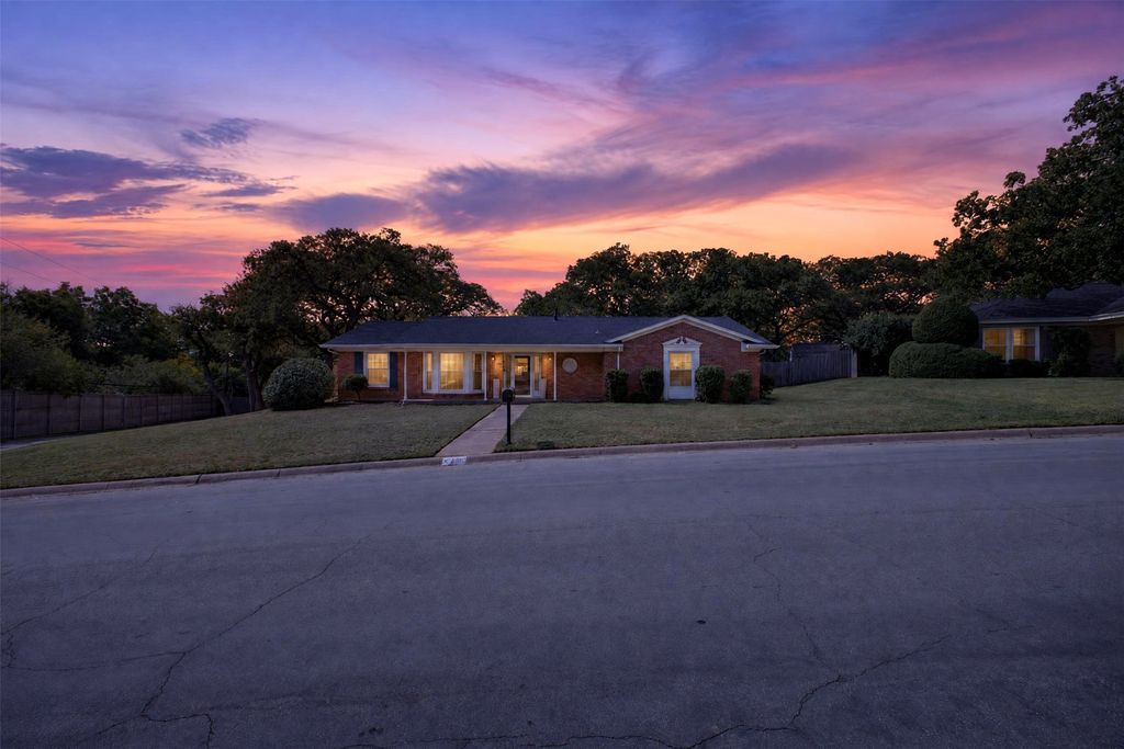 6109 Price Drive, North Richland Hills, TX 76180 — exterior
