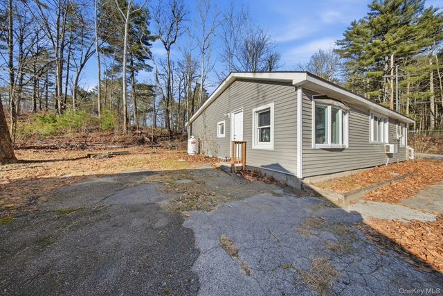 4 Old Road, Cuddebackville, NY 12729