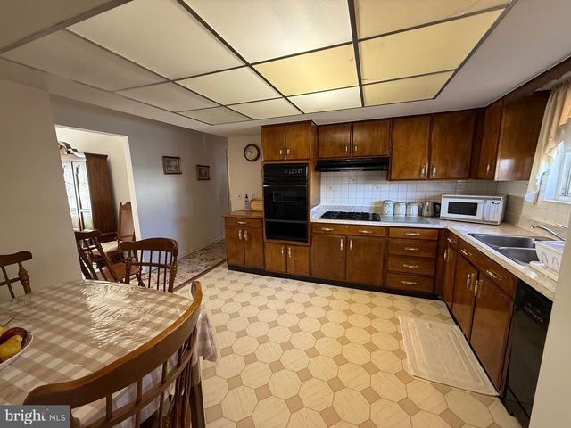 11 GRAND AVE, Trenton, NJ 08620