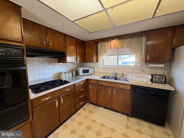 11 GRAND AVE, Trenton, NJ 08620