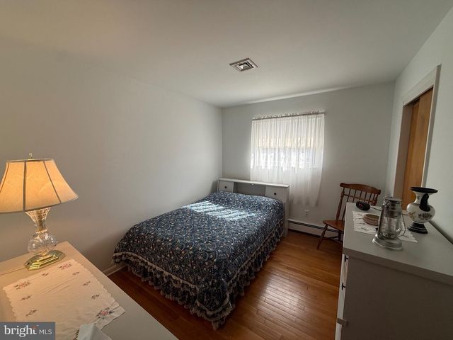 11 GRAND AVE, Trenton, NJ 08620