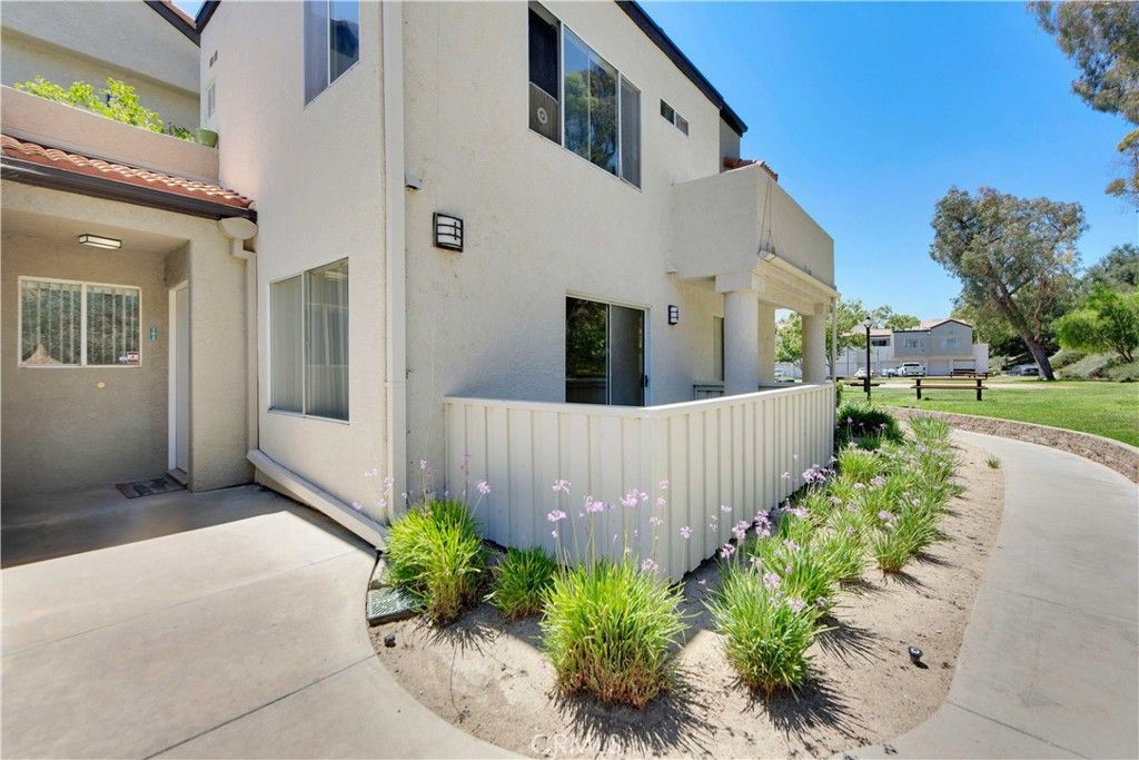 Image 3 of property listing at 21203 Trumpet Drive 102, Newhall, CA 91321