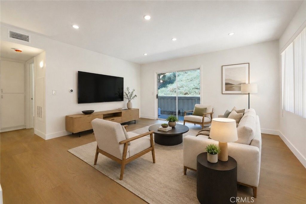 Image 4 of property listing at 21203 Trumpet Drive 102, Newhall, CA 91321