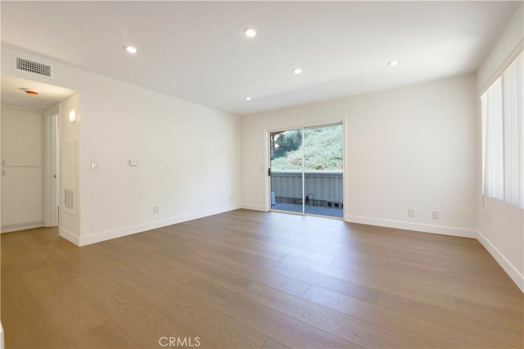 Image 5 of property listing at 21203 Trumpet Drive 102, Newhall, CA 91321