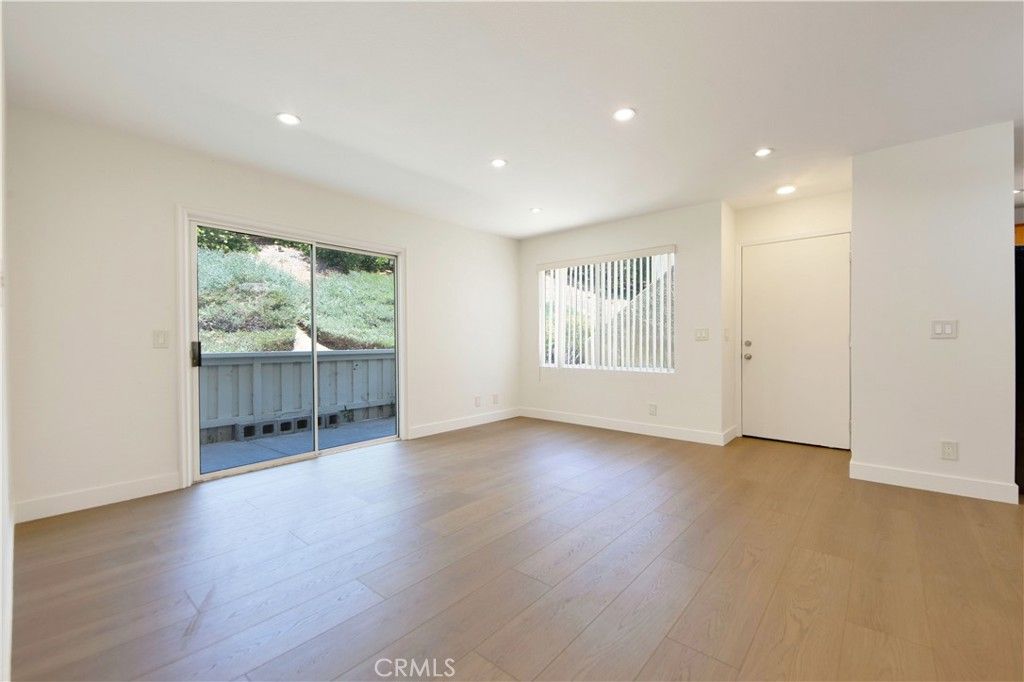 Image 6 of property listing at 21203 Trumpet Drive 102, Newhall, CA 91321