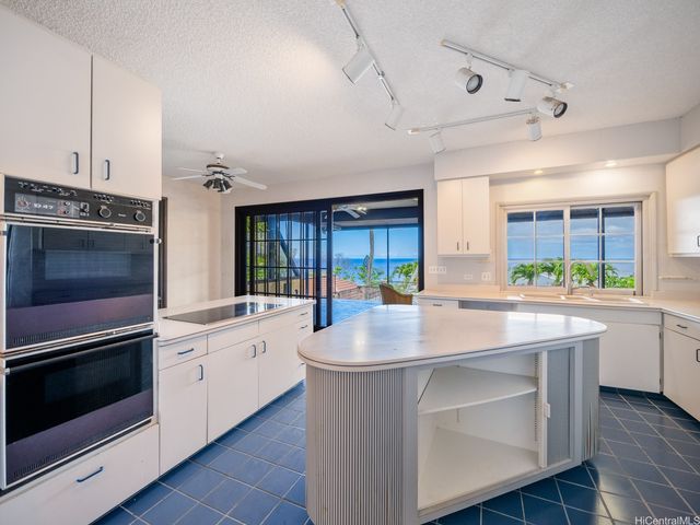 12 Lumahai Street, Honolulu, HI 96825