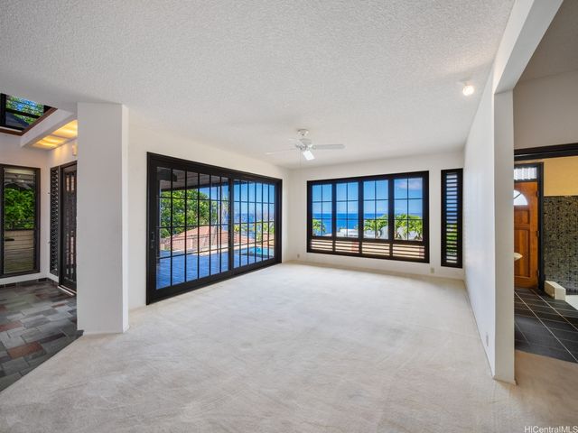 12 Lumahai Street, Honolulu, HI 96825