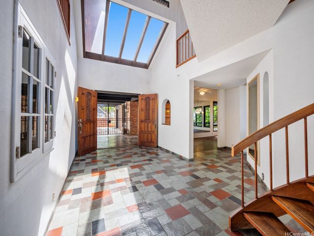 12 Lumahai Street, Honolulu, HI 96825