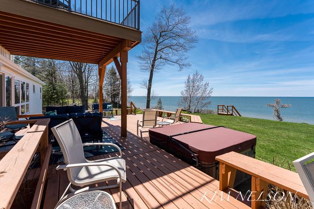 8937 S Indian Hills Road, Montague, MI 49437