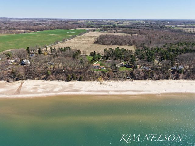 8937 S Indian Hills Road, Montague, MI 49437
