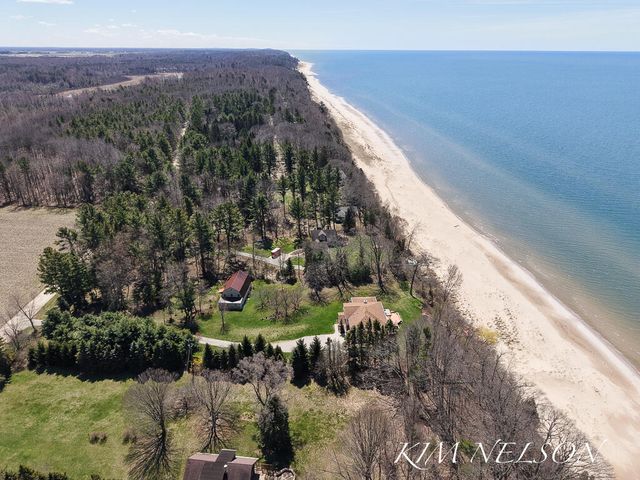 8937 S Indian Hills Road, Montague, MI 49437