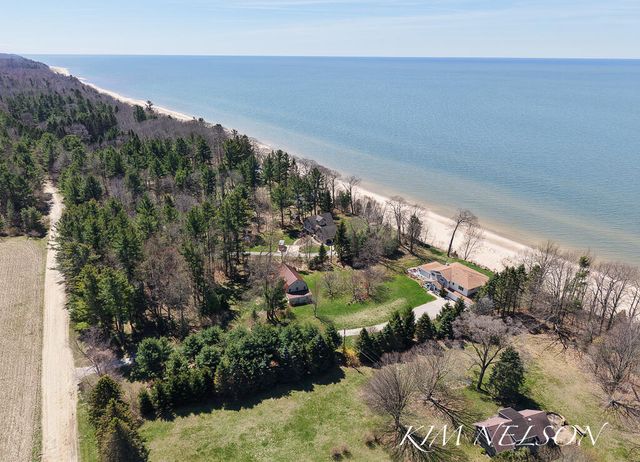 8937 S Indian Hills Road, Montague, MI 49437