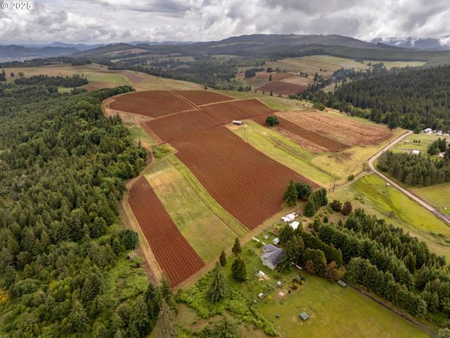 1066 RED HILL Rd, Oakland, OR 97462