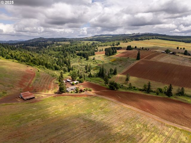 1066 RED HILL Rd, Oakland, OR 97462