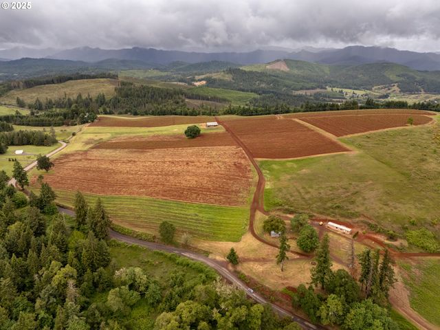 1066 RED HILL Rd, Oakland, OR 97462