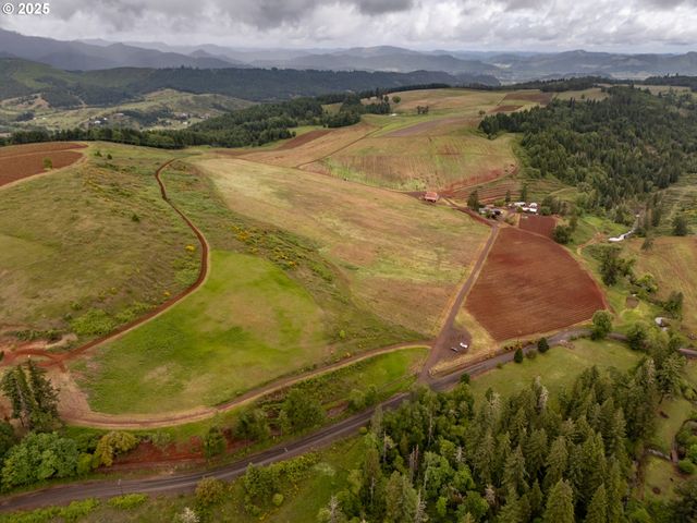 1066 RED HILL Rd, Oakland, OR 97462