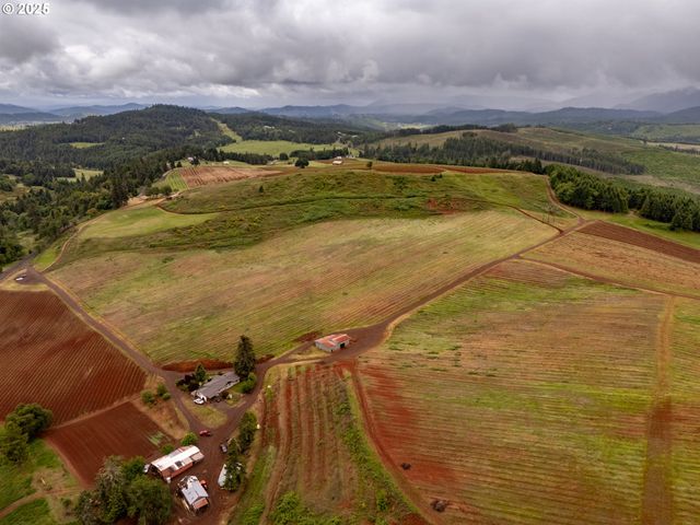 1066 RED HILL Rd, Oakland, OR 97462